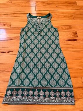 Sleeveless Green Printed Border-Trim Shift Dress